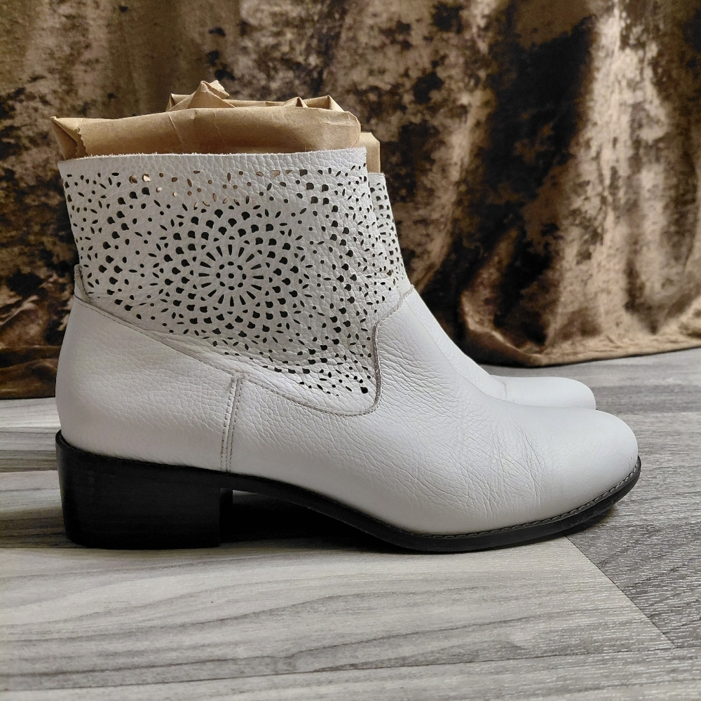 Vionic Luciana White chunky block heel leather ankle bootie Size 10